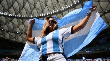 La fanática se encontraba arropada por la bandera Argentina antes del Topless.