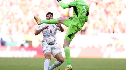 Wayne Hennessey salió fuerte fuera del área.