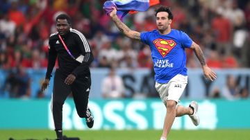 El futbolista amateur Mario Ferri de nacionalidad italiana, irrumpió en el partido Portugal vs Uruguay para mostrar una bandera arcoíris.