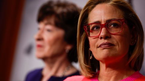 La senadora de Arizona Kyrsten Sinema en una conferencia de prensa en el Senado a finales del mes pasado.