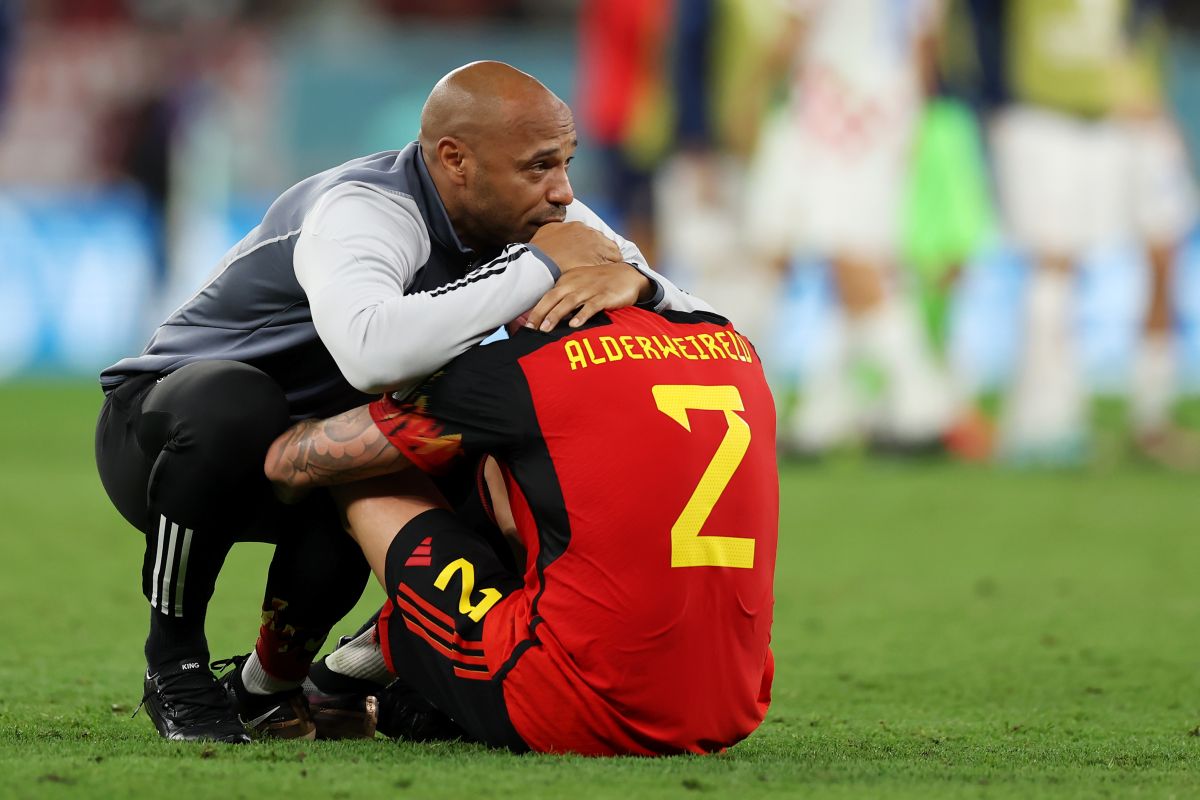 Thierry Henry consolando a cada uno de sus jugadores por la eliminación en Qatar 2022.