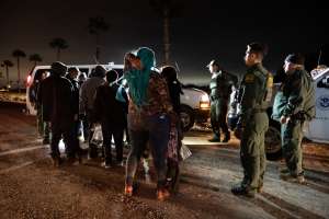 Más de 1,500 inmigrantes cruzan la frontera en una noche a pocos días de terminar el Título 42