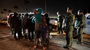 El cruce de 1,500 personas en la frontera es uno de los más altos en una noche.