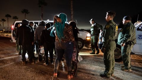 El cruce de 1,500 personas en la frontera es uno de los más altos en una noche.