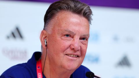 Louis Van Gaal sonríe durante una conferencia de prensa de Países Bajos.