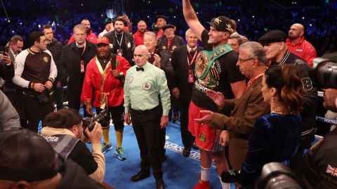 Tyson Fury celebra la victoria conseguida ante Derek Chisora.