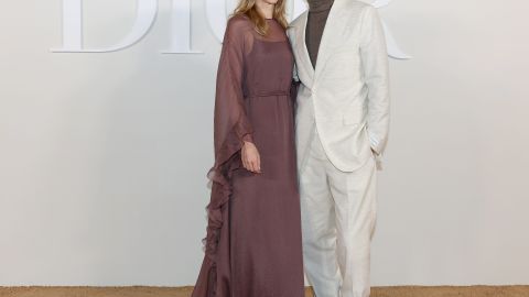 Suki Waterhouse y Robert Pattinson en un desfile de Dior.