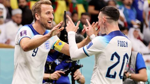 Harry Kane y Phil Foden celebran el segundo gol de Inglaterra.