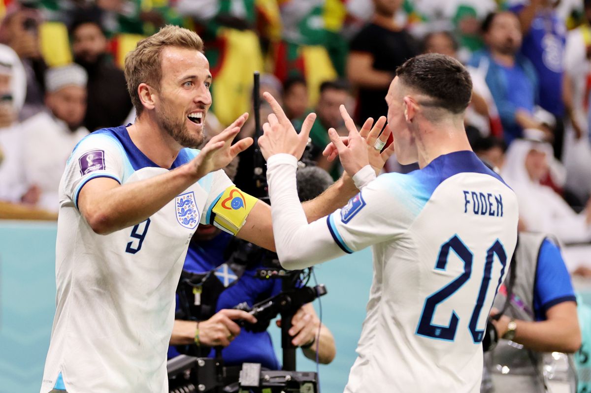 Harry Kane y Phil Foden celebran el segundo gol de Inglaterra.