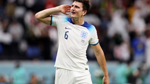 Harry Maguire celebra con la afición la victoria de Inglaterra ante Senegal.