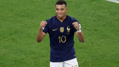 Kylian Mbappé celebra el segundo de sus dos goles ante Polonia.