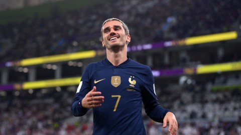 Antoine Griezmann sonríe durante el encuentro ante Inglaterra.