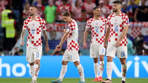 Marcelo Brozovic (#11) Luka Modric (10), Dejan Lovren (#6) y Bruno Petkovic (#16) durante los 8vos de final del Mundial Qatar 2022 ante Japón.