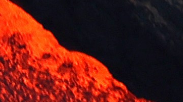 Ríos de lava que fluyen desde el volcán Mauna Loa de Hawaii.