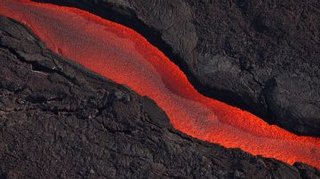Ríos de lava que fluyen desde el volcán Mauna Loa de Hawaii.