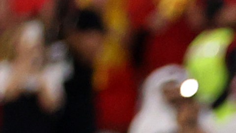 Foto del último balón que tocó Sergio Busquets con la selección de España. Fue en la tanda de penales contra Marruecos en octavos de final del Mundial Qatar 2022.