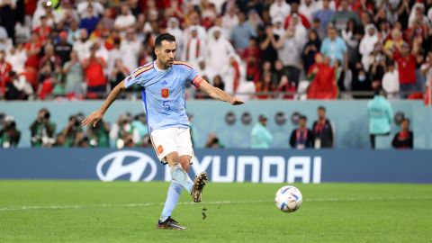 Foto del último balón que tocó Sergio Busquets con la selección de España. Fue en la tanda de penales contra Marruecos en octavos de final del Mundial Qatar 2022.