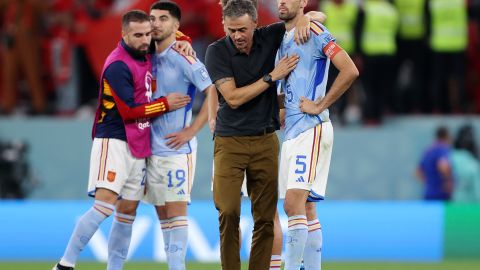 Sergio Busques siendo consolado por Luis Enrique.