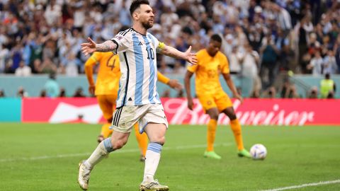 Messi celebra tras anotar un penal ante Países Bajos.