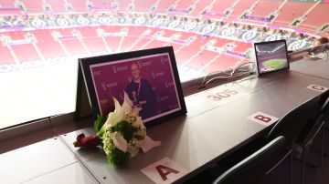 Flores en la tribuna de prensa del estadio Al Bayt en honor a Grant Wahl antes del Francia - Inglaterra.