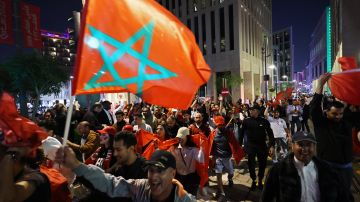 Cientos de fanáticos Marroquíes celebran la victoria de su selección ante Portugal.