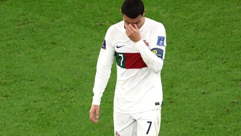 Cristiano Ronaldo se retira entre lágrimas tras confirmarse la eliminación de Portugal de Qatar 2022.