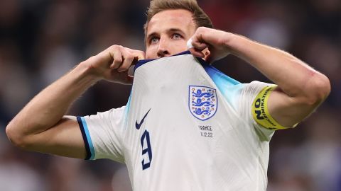 Harry Kane se lamenta tras fallar el penal de Inglaterra.