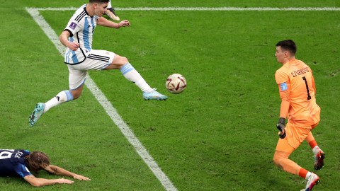 Julián Álvarez en el momento de marcar el segundo gol de Argentina.