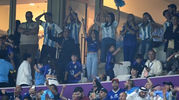 Varias esposas de los jugadores de Argentina celebran la victoria ante Croacia en las Semifinales del Mundial Qatar 2022.