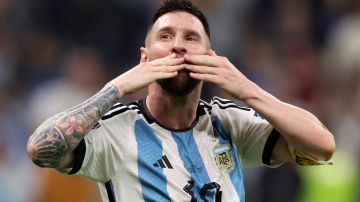 Messi saluda a la afición luego de marcar ante Croacia en el Mundial Qatar 2022.