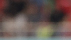 Luka Modric se escapa de Hakin Ziyech.