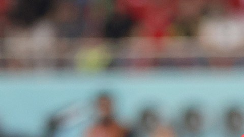 Luka Modric se escapa de Hakin Ziyech.