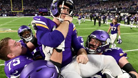 Greg Joseph (C) celebra con sus compañeros al anotar el tiro de campo que le dio la victoria a los Vikings.