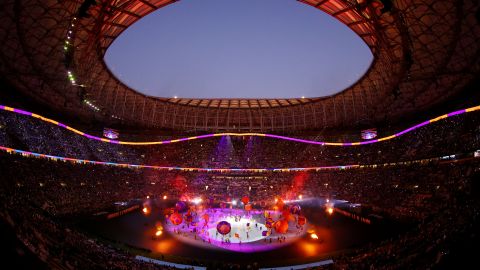 Los bailarines se presentan durante la ceremonia de clausura antes del partido final de la Copa Mundial de la FIFA Qatar 2022.