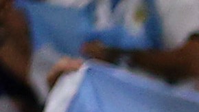 Aficionados argentinos muestran carteles de la frase que soltó Messi cuando era entrevistado: "Qué mirás, bobo".