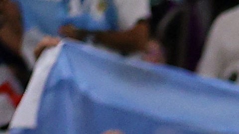 Aficionados argentinos muestran carteles de la frase que soltó Messi cuando era entrevistado: "Qué mirás, bobo".
