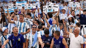 Aficionados argentinos muestran carteles de la frase que soltó Messi cuando era entrevistado: "Qué mirás, bobo".