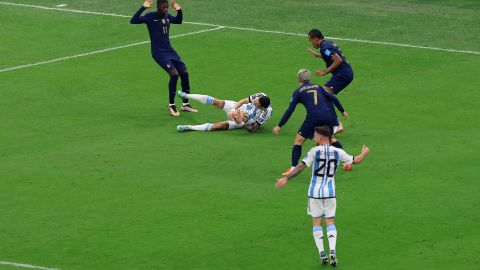 La primera acción polémica del partido desembocó en un dudoso penalti en favor de Argentina.