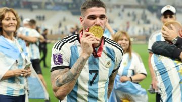 Rodrigo De Paul celebra besando la medalla del título de Argentina en Qatar 2022.