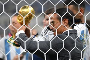 FIFA abre expediente contra el chef Salt Bae por tocar el trofeo de la Copa del Mundo durante la celebración de Argentina