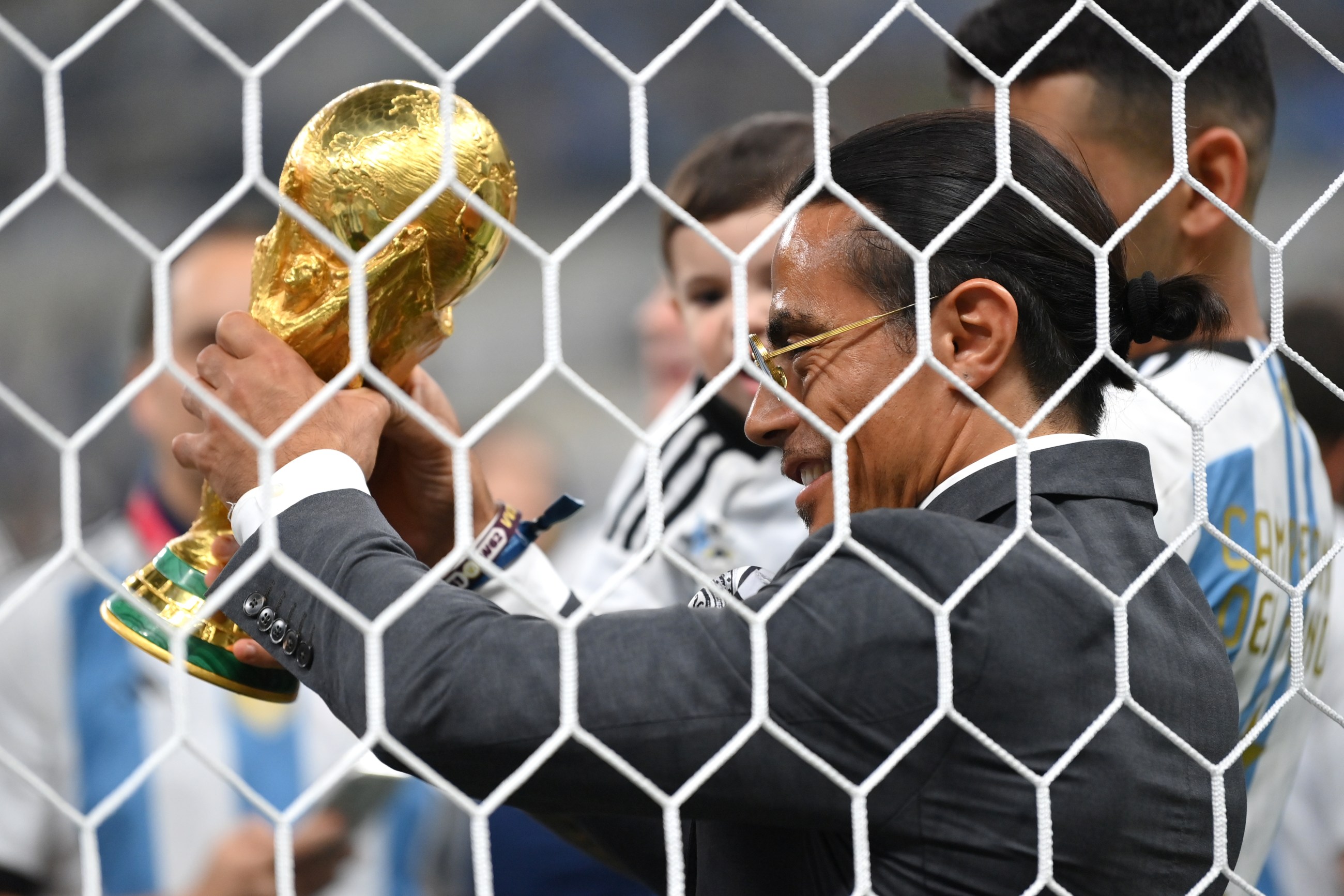 Mundial 2022 Qatar: La FIFA expedienta al chef Salt Bae por levantar la Copa  del Mundo tras el triunfo de Argentina