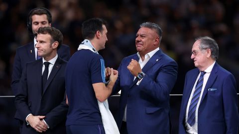 Lionel Scaloni (L) y Claudio Tapia (R) durante la premiación a la selección Argentina tras conquistar el Mundial Qatar 2022.