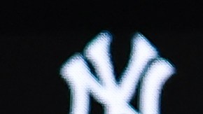 Aaron Judge (R) habla a la prensa luego de su nombramiento como Capitán de New York Yankees por Hal Steinbrenner (L).