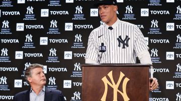 Aaron Judge (R) habla a la prensa luego de su nombramiento como Capitán de New York Yankees por Hal Steinbrenner (L).