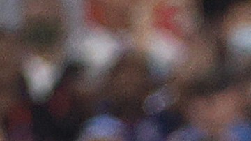 Dibu Martínez (I) retando a Randal Kolo Muani (D).