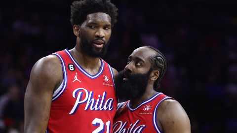 Joel Embiid (L) y James Harden (R) potencian cada partido a Philadelphia Sixers.