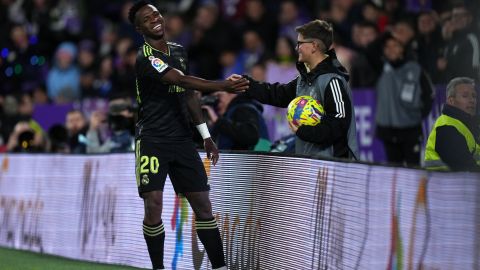 Vinicius Jr. saluda a un recogebalones luego de dejar la cancha en el encuentro ante Valladolid.