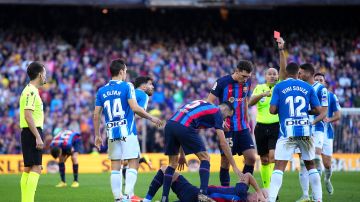 Lahoz expulsa a Vinicius Souza en el encuentro entre FC Barcelona y Espanyol.