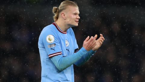 Erling Haaland marcó su diana 21 en lo que va de torneo en la Premier League y lidera la tabla de goleadores