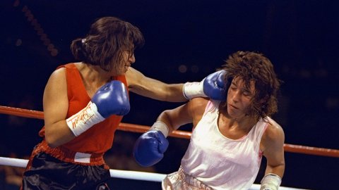 Laura Serrano (L) golpea a Christy Martin (R) durante un combate en 1994.